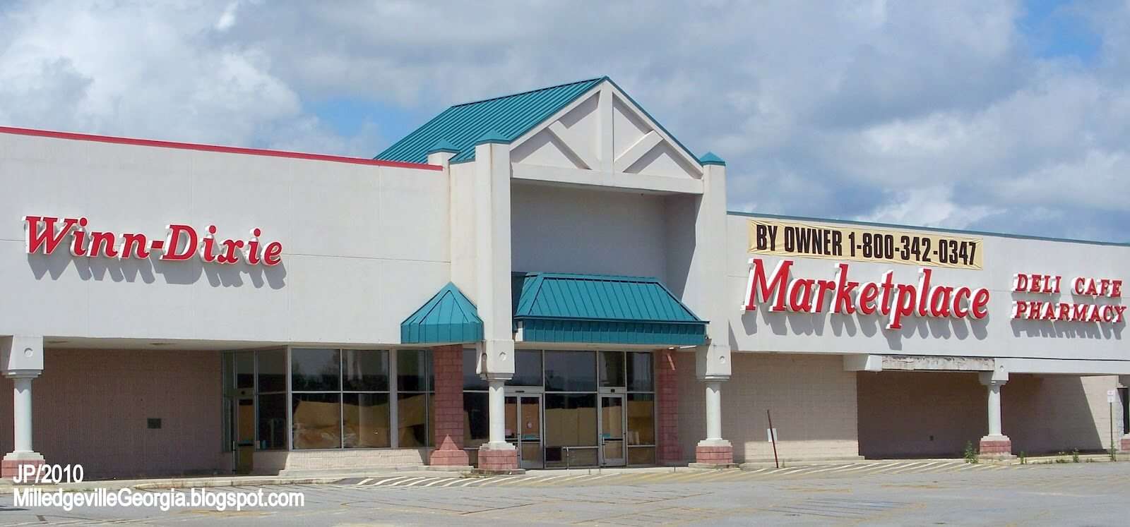 A shuttered Winn-Dixie Marketplace store in Georgia