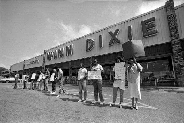 Protestors boycott a Tallahassee Winn-Dixie in 1985. (Photo by Deborah Thomas)