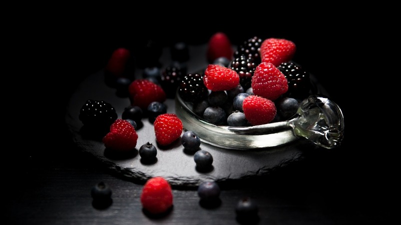 Glass dish with assorted berries.