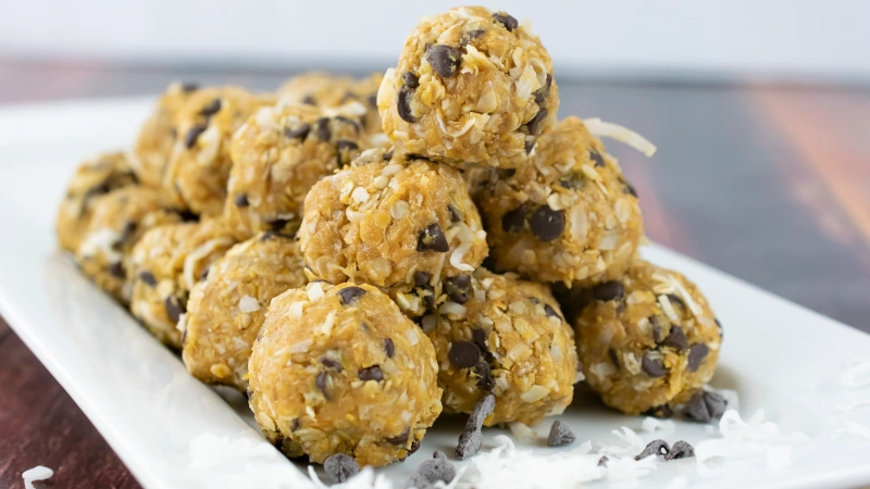 Oat, peanutbutter and honey snack balls on a plate.