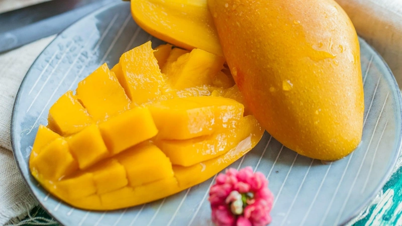 sliced mango