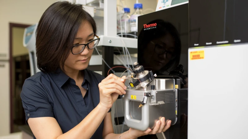 woman working in a lab.